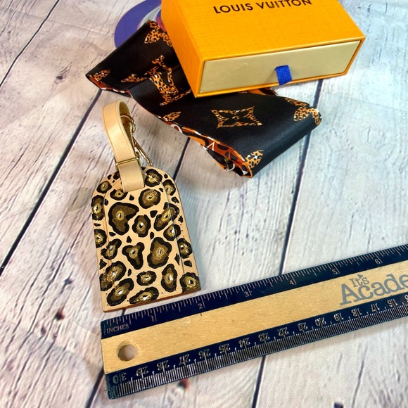 Louis Vuitton CUSTOM painted leather luggage name tag bag charm in leopard. - Picture 6 of 6